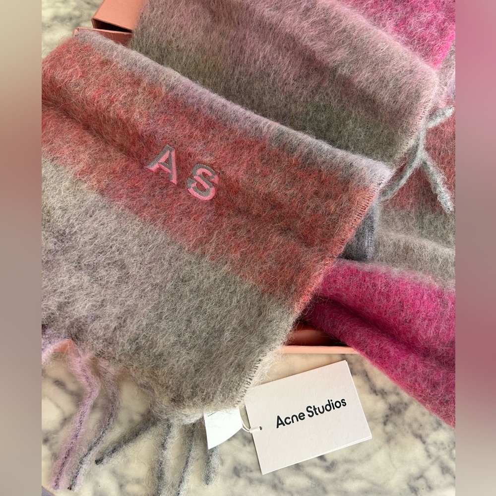 Acne Studios
Vally Check Scarf - Picture 6 of 7